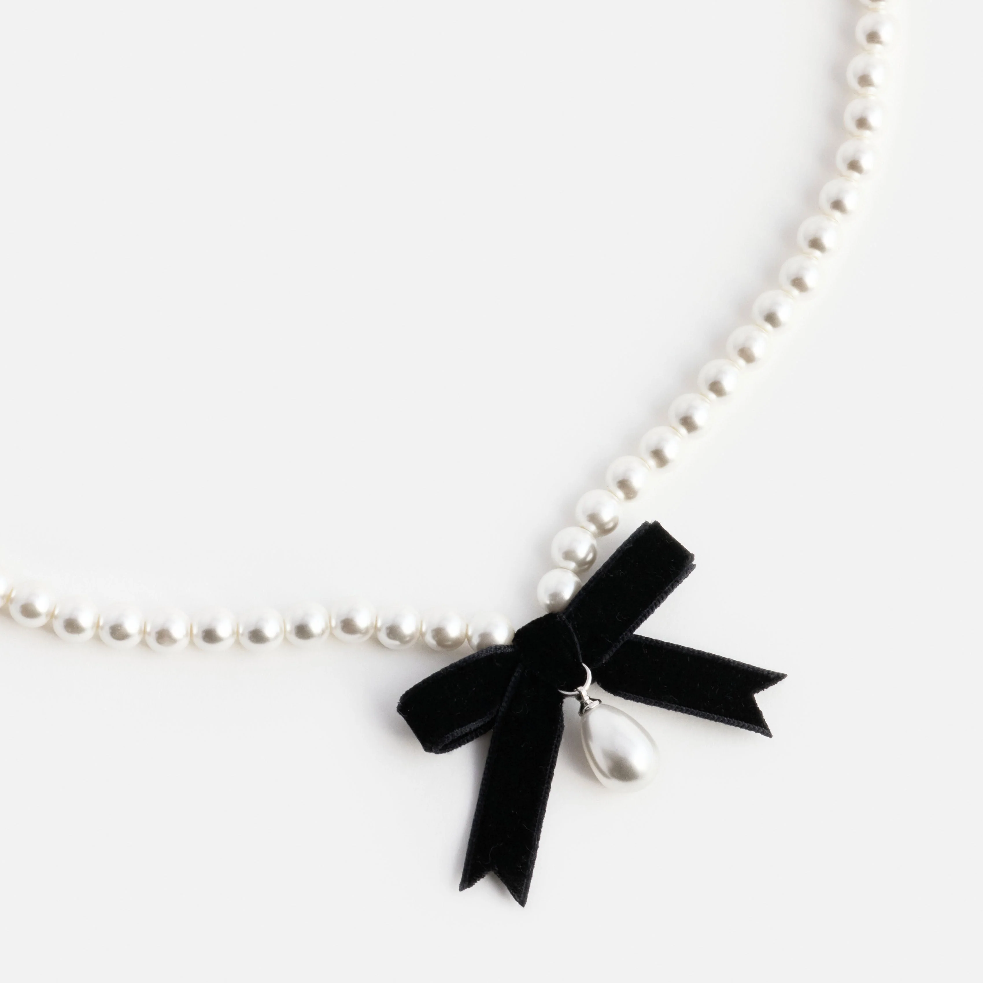 Black Bow Pearl Necklace - Image 3